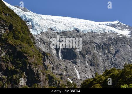 Le grand glacier Rob Roy en Nouvelle-Zélande contre le ciel bleu par une journée ensoleillée Banque D'Images