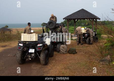 Les membres des Forces armées françaises 33e Régiment d'infanterie de Marine se préparent à se rendre dans une zone d'atterrissage lors de l'exercice Caraïbes-Français 22 à Sainte-Rose, Guadeloupe, 13 juin 2022. Caraibes 22 est un exercice d'entraînement conjoint à grande échelle mené par les Français dans les Caraïbes, qui comprend des ressources navales, aériennes et terrestres des forces françaises, américaines et régionales, dont l'objectif est de répondre aux catastrophes naturelles simulées. Banque D'Images