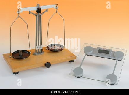 Une balance traditionnelle et ancienne et une balance numérique moderne. Banque D'Images