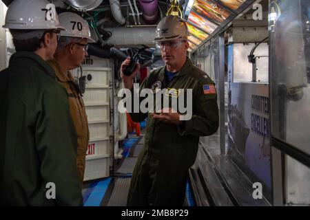 220613-N-PQ495-1183 STATION NAVALE DE TRANSPORT AÉRIEN NORTH ISLAND, CALIFORNIE (13 juin 2022) le capitaine P. Scott Miller, commandant du porte-avions de la classe Nimitz USS Carl Vinson (CVN 70), fait une visite du navire au vice-amiral Eric Janicot, au centre, amiral Naval Aviation (ALAVIA), Marine nationale (Marine nationale), Et le capitaine Marc Bourdilleau, Chef de l'instruction et des opérations navales aériennes, Marine nationale, à gauche, 13 juin. ALAVIA est l'homologue français du commandant des Forces aériennes navales, et sa visite illustre l'alliance de longue date entre les États-Unis et la France. Vinson est actuellement pierside dans son homeport de sa Banque D'Images