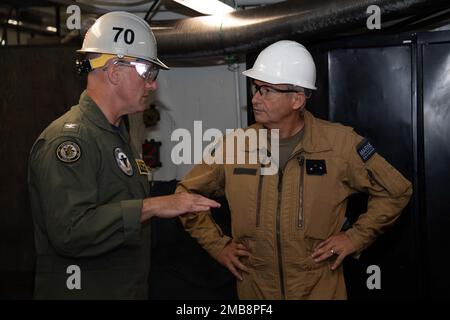 220613-N-PQ495-1164 STATION NAVALE DE TRANSPORT AÉRIEN NORTH ISLAND, CALIFORNIE (13 juin 2022) le capitaine P. Scott Miller, à gauche, commandant du porte-avions de la classe Nimitz USS Carl Vinson (CVN 70), à gauche, accueille le Vice-SMA Eric Janicot, amiral Aviation navale (ALAVIA), Marine nationale (Marine nationale), 13 juin. ALAVIA est l'homologue français du commandant des Forces aériennes navales, et sa visite illustre l'alliance de longue date entre les États-Unis et la France. Vinson est actuellement à pierside dans son homeport de San Diego. Banque D'Images