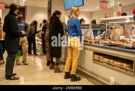 Les employés de bureau prennent le déjeuner à l'ouverture officielle du supermarché Whole Foods Market Wall Street à New York mercredi, 11 janvier 2023. Les analystes prédisent que les données sur l'inflation tombante confirmeront que l'inflation est en cours de refroidissement. (© Richard B. Levine) Banque D'Images