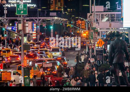 Des foules de visiteurs après les vacances à Times Square à New York mercredi, 11 janvier 2023. (© Richard B. Levine) Banque D'Images