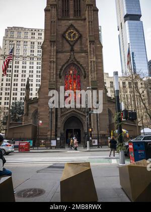 Le vitrail de l'église de la Trinité, dans le quartier financier de New York, où Alexandre Hamilton est enterré, est illuminé mercredi, 11 janvier 2023. En raison du succès durable de la comédie musicale « Hamilton » sur Broadway, les sites associés à lui voient encore une augmentation de l'intérêt et du trafic touristique. (© Richard B. Levine) Banque D'Images