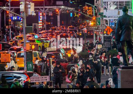 Des foules de visiteurs après les vacances à Times Square à New York mercredi, 11 janvier 2023. (© Richard B. Levine) Banque D'Images