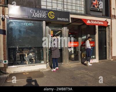 Entreprises sur Eighth Street dans le quartier de Greenwich Village de New York le dimanche, 15 janvier 2023. (© Richard B. Levine) Banque D'Images