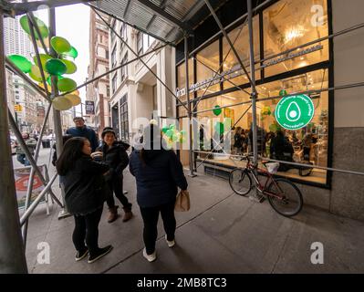 Les gens s'alignent à l'ouverture d'une succursale de la chaîne de restaurants Avocaderia dans le quartier de Nomad à New York le mardi, 17 janvier 2023. Le restaurant rapide et décontracté sur le thème de l'avocat a quatre succursales, toutes à New York, et a augmenté avec la capitale reçue via Shark Tank.(© Richard B. Levine) Banque D'Images