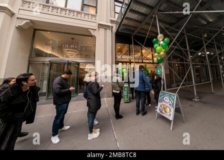 Les gens s'alignent à l'ouverture d'une succursale de la chaîne de restaurants Avocaderia dans le quartier de Nomad à New York le mardi, 17 janvier 2023. Le restaurant rapide et décontracté sur le thème de l'avocat a quatre succursales, toutes à New York, et a augmenté avec la capitale reçue via Shark Tank.(© Richard B. Levine) Banque D'Images