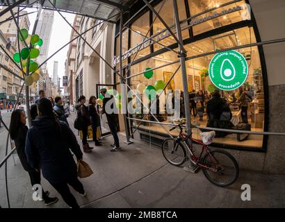 Les gens s'alignent à l'ouverture d'une succursale de la chaîne de restaurants Avocaderia dans le quartier de Nomad à New York le mardi, 17 janvier 2023. Le restaurant rapide et décontracté sur le thème de l'avocat a quatre succursales, toutes à New York, et a augmenté avec la capitale reçue via Shark Tank.(© Richard B. Levine) Banque D'Images