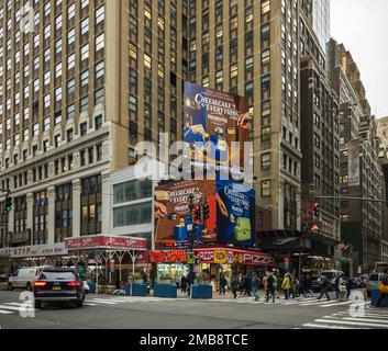 La publicité pour le fromage à la crème de marque Philadelphia de Kraft Heinz est visible dans le quartier de l'habillement à New York mardi, 17 janvier 2023. (© Richard B. Levine) Banque D'Images