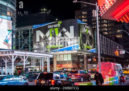 Un panneau publicitaire pour le jeu vidéo Activision 'Call of Duty: Modern Warfare II“, vu à Times Square à New York le mercredi 18 janvier 2023. (© Richard B. Levine) Banque D'Images