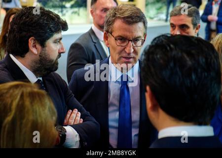 Madrid, Espagne. 20th janvier 2023. FITUR la Foire internationale du tourisme de l'Espagne 2023. De gauche à droite, Fernando Lopez Miras, président de la région de Murcie et Alberto Nunez Feijoo, président actuel du Partido Popular depuis 2022.IFEMA, Madrid, Espagne. Crédit: EnriquePSans/Alay Live News Banque D'Images