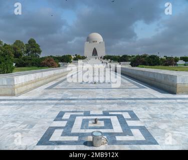 Photo du mausolée de Quaid-e-Azam en journée ensoleillée, également connu sous le nom de mazar-e-quaid, célèbre monument de Karachi Pakistan et attraction touristique de P Banque D'Images