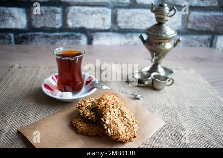 Thé turc traditionnel avec biscuits frais. Banque D'Images