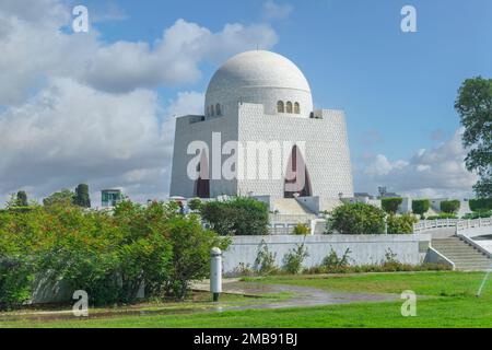 Photo du mausolée de Quaid-e-Azam en journée ensoleillée, également connu sous le nom de mazar-e-quaid, célèbre monument de Karachi Pakistan et attraction touristique de P Banque D'Images