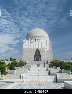 Photo du mausolée de Quaid-e-Azam en journée ensoleillée, également connu sous le nom de mazar-e-quaid, célèbre monument de Karachi Pakistan et attraction touristique de P Banque D'Images