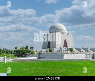 Photo du mausolée de Quaid-e-Azam en journée ensoleillée, également connu sous le nom de mazar-e-quaid, célèbre monument de Karachi Pakistan et attraction touristique de P Banque D'Images