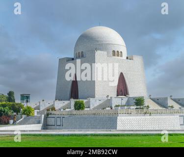 Photo du mausolée de Quaid-e-Azam en journée ensoleillée, également connu sous le nom de mazar-e-quaid, célèbre monument de Karachi Pakistan et attraction touristique de P Banque D'Images