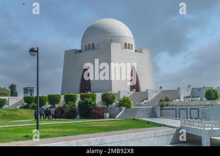 Photo du mausolée de Quaid-e-Azam en journée ensoleillée, également connu sous le nom de mazar-e-quaid, célèbre monument de Karachi Pakistan et attraction touristique de P Banque D'Images