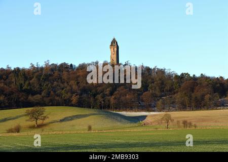 20th, janvier 2023. Stirling, Écosse, Royaume-Uni. Météo Royaume-Uni. Les températures négatives de nuit ont laissé place à un lever de soleil éclatant avec le monument national Wallace debout fier dans le ciel bleu clair. Crédit. Douglas Carr/Alamy Live News Banque D'Images