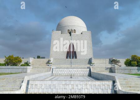 Photo du mausolée de Quaid-e-Azam en journée ensoleillée, également connu sous le nom de mazar-e-quaid, célèbre monument de Karachi Pakistan et attraction touristique de P Banque D'Images