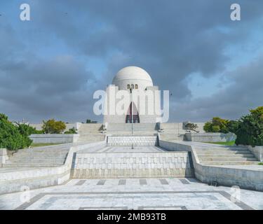 Photo du mausolée de Quaid-e-Azam en journée ensoleillée, également connu sous le nom de mazar-e-quaid, célèbre monument de Karachi Pakistan et attraction touristique de P Banque D'Images