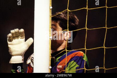 Gelsenkirchen, Allemagne. 16th janvier 2023. Firo: 06.04.1993 football: Football: Archive photos, archive photos, archive images, archive, Europa League. UEFA Cup saison 1992/1993, 92/93, demi-figures, première jambe BVB, Borussia Dortmund - AJ Auxerre 2:0 Bruno Martini, demi-figure, blague, humour Credit: dpa/Alamy Live News Banque D'Images