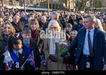 La Reine Consort rencontre les membres du public lors d'une visite à l'hôtel de ville de Bolton pour se joindre à une réception pour rencontrer des représentants de la communauté, dans le cadre d'une visite dans le Grand Manchester. Date de la photo: Vendredi 20 janvier 2023. Banque D'Images