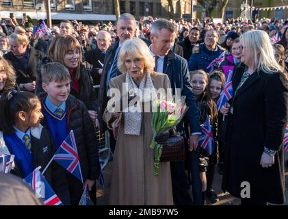 La Reine Consort rencontre les membres du public lors d'une visite à l'hôtel de ville de Bolton pour se joindre à une réception pour rencontrer des représentants de la communauté, dans le cadre d'une visite dans le Grand Manchester. Date de la photo: Vendredi 20 janvier 2023. Banque D'Images