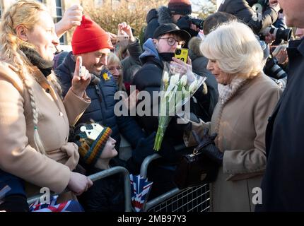 La Reine Consort rencontre les membres du public lors d'une visite à l'hôtel de ville de Bolton pour se joindre à une réception pour rencontrer des représentants de la communauté, dans le cadre d'une visite dans le Grand Manchester. Date de la photo: Vendredi 20 janvier 2023. Banque D'Images