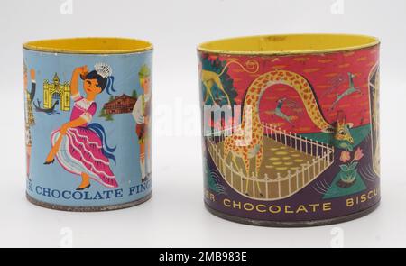 Il est donc facile d'avoir un peu nostalgique sur les paquets vintage ici qui viennent d'une époque où Cadbury était encore une entreprise familiale. Ces tubes de carte ont tenu une bonne quantité de biscuits debout, ici ils sont des contenants de moitié et une livre. Le couvercle et la base ont été pressés en étain pour les garder tous frais. Cadbury a souvent utilisé de grands illustrateurs si beaucoup de ses conceptions sont assez intelligentes. L'un des années cinquante a des animaux de zoo cheeky, l'autre est des années soixante et montre des enfants vêtus de différents costumes nationaux. Étant la carte ils ne survivent pas en grand nombre. Banque D'Images