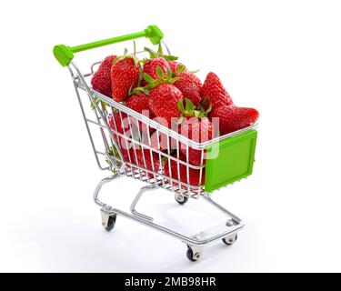 Petit petit panier rempli de fraises délicieuses et crues. Plan de concept symbolisant l'achat d'aliments sains ou la commande en ligne Banque D'Images