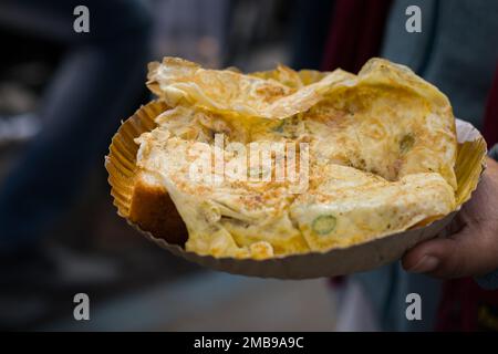 toasts aux œufs ou sandwich aux œufs à base de pain et omelette frite servie sur une assiette de papier pour le petit déjeuner ou une collation à kolkata india. C'est un très populaire Banque D'Images