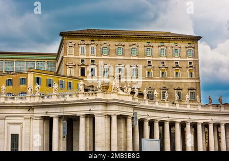 Cité du Vatican, Etat de la Cité du Vatican - 10 juin 2016 : le Palais apostolique, résidence officielle du Pape, également connu sous le nom de Palais papal. Banque D'Images