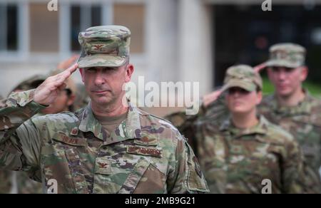 Le colonel Kenneth Black, commandant du Groupe de soutien de mission 96th, salue lors d'une cérémonie de retraite 13 juin à la base aérienne d'Eglin, en Floride La cérémonie a eu lieu en l'honneur de Brig. Le général Scott Cain, commandant du TW 96th, avant son changement de commandement 30 juin. (É.-U. Photo de la Force aérienne/Ilka Cole) Banque D'Images