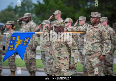 La formation du Groupe médical 96th salue lors d'une cérémonie de retraite 13 juin à la base aérienne d'Eglin, en Floride La cérémonie a eu lieu en l'honneur de Brig. Le général Scott Cain, commandant de l'escadre d'essai 96th, avant son changement de commandement 30 juin. (É.-U. Photo de la Force aérienne/Ilka Cole) Banque D'Images