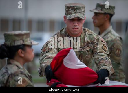 Tech. Le Sgt Jerry Tamayo, 96th Medical Group, plie le drapeau de la base pour être plié lors d'une cérémonie de retraite 13 juin à la base aérienne d'Eglin, en Floride La cérémonie a eu lieu en l'honneur de Brig. Le général Scott Cain, commandant du TW 96th, avant son changement de commandement 30 juin. (É.-U. Photo de la Force aérienne/Ilka Cole) Banque D'Images