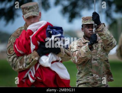 Tech. Le Sgt Jerry Tamayo, 96th Groupe médical, porte le drapeau de la base qui doit être plié lors d'une cérémonie de retraite 13 juin à la base aérienne d'Eglin, en Floride La cérémonie a eu lieu en l'honneur de Brig. Le général Scott Cain, commandant du TW 96th, avant son changement de commandement 30 juin. (É.-U. Photo de la Force aérienne/Ilka Cole) Banque D'Images