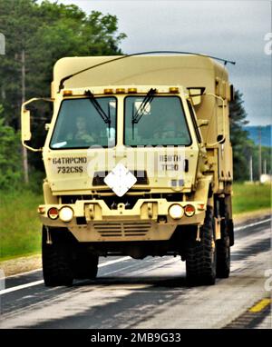 Les membres du service de l'installation ont des activités de formation à une aire de répartition 13 juin 2022, à fort McCoy, Wisconsin. Chaque année, des dizaines de milliers de soldats terminent des opérations d'entraînement de troupes en établissement et en régime transitoire à fort McCoy. En juin 2022, des milliers de troupes ont également été formées à fort McCoy, y compris des troupes de la Garde nationale du Wisconsin et de la Garde nationale de l'Iowa. Banque D'Images