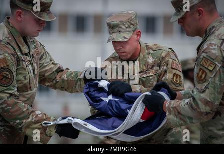 Des aviateurs de l'escadre d'essai 96th ont terminé le pliage du drapeau de la base lors d'une cérémonie de retraite 13 juin à la base aérienne d'Eglin, en Floride La cérémonie a eu lieu en l'honneur de Brig. Le général Scott Cain, commandant du TW 96th, avant son changement de commandement 30 juin. (É.-U. Photo de la Force aérienne/Ilka Cole) Banque D'Images