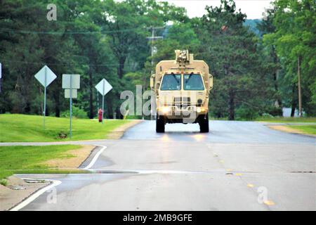 Les membres du service de l'installation ont des activités de formation à une aire de répartition 13 juin 2022, à fort McCoy, Wisconsin. Chaque année, des dizaines de milliers de soldats terminent des opérations d'entraînement de troupes en établissement et en régime transitoire à fort McCoy. En juin 2022, des milliers de troupes ont également été formées à fort McCoy, y compris des troupes de la Garde nationale du Wisconsin et de la Garde nationale de l'Iowa. Banque D'Images