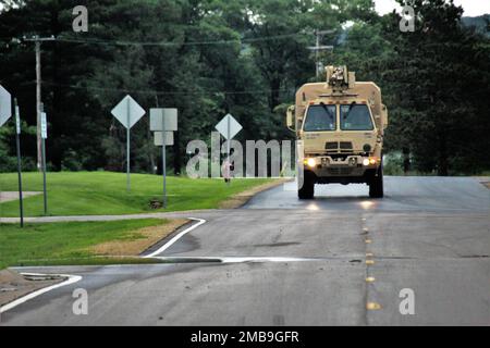 Les membres du service de l'installation ont des activités de formation à une aire de répartition 13 juin 2022, à fort McCoy, Wisconsin. Chaque année, des dizaines de milliers de soldats terminent des opérations d'entraînement de troupes en établissement et en régime transitoire à fort McCoy. En juin 2022, des milliers de troupes ont également été formées à fort McCoy, y compris des troupes de la Garde nationale du Wisconsin et de la Garde nationale de l'Iowa. Banque D'Images