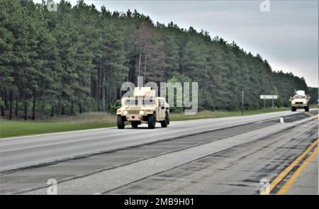 Les membres du service de l'installation ont des activités de formation à une aire de répartition 13 juin 2022, à fort McCoy, Wisconsin. Chaque année, des dizaines de milliers de soldats terminent des opérations d'entraînement de troupes en établissement et en régime transitoire à fort McCoy. En juin 2022, des milliers de troupes ont également été formées à fort McCoy, y compris des troupes de la Garde nationale du Wisconsin et de la Garde nationale de l'Iowa. Banque D'Images