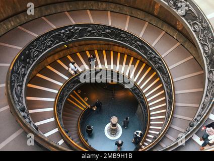 Les personnes qui descendent les escaliers dans le musée du Vatican Banque D'Images