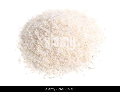 Tas de feuilles de psyllium dans une cuillère en plastique. Isolé sur fond blanc. Banque D'Images