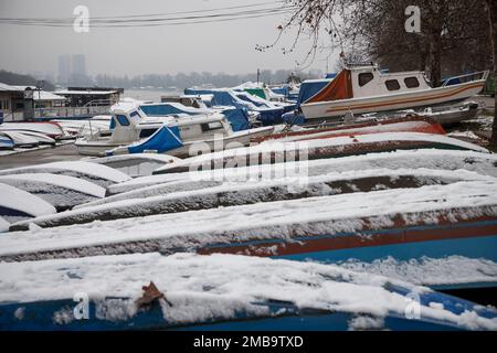 Bateaux dans un quai sec sur les rives du Danube à Zemun, Serbie Banque D'Images