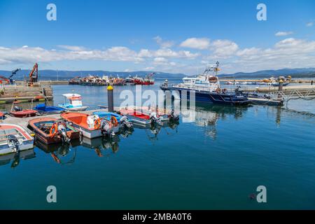 Galice, Espagne - 27 juillet 2022: Bateaux de pêche amarrés dans le port de Vigo, Galice, Espagne. Banque D'Images