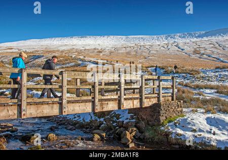 Brecon, Royaume-Uni. 20th janvier 2023. Cette après-midi, les gens franchissant une passerelle en bois en route vers Pen y Fan dans le parc national de Brecon Beacons lors d'une journée hivernale ensoleillée, alors que le temps de gel continue dans certaines parties du pays de Galles et du Royaume-Uni. Credit: Phil Rees/Alamy Live News Banque D'Images