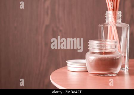 Nouvelle bougie d'arôme rouge dans le verre pour l'aromathérapie sur la table. Salon de spa à thème. Copier l'espace pour le texte Banque D'Images