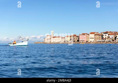 Pêcheur local dans un bateau traditionnel en bois retournant au port de pêche de Piran, en Slovénie Banque D'Images